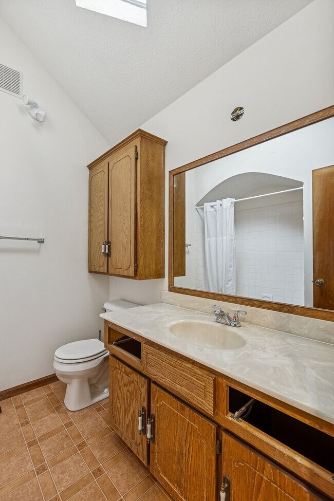 Building Photo - Spacious Northwest Omaha 3-Bedroom!!