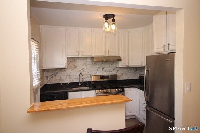 Building Photo - 244 Glenbrook Rd