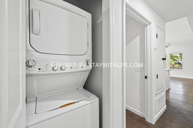 Building Photo - 1571 Court Ave