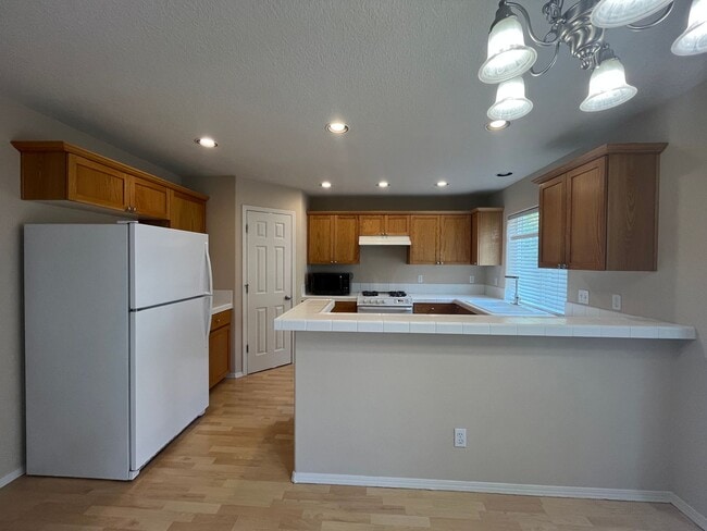 Building Photo - Freshly Painted!  Gorgeous Orenco Gardens ...