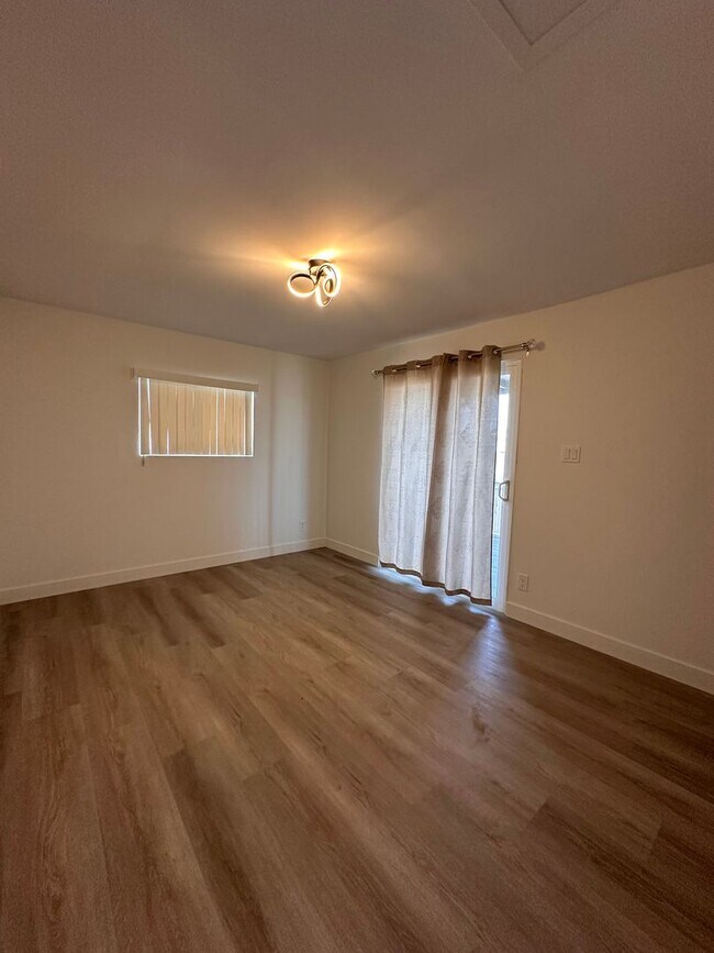 Building Photo - RECENTLY REDUCED! Fully Renovated 2 Bedroo...
