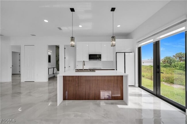 Building Photo - 711 Roma Ave S