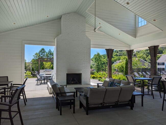 Building Photo - AVAILABLE NOW! 2-Bed/2-Bath Condo in Franklin