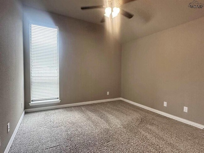 Building Photo - 5016 Southfork Dr