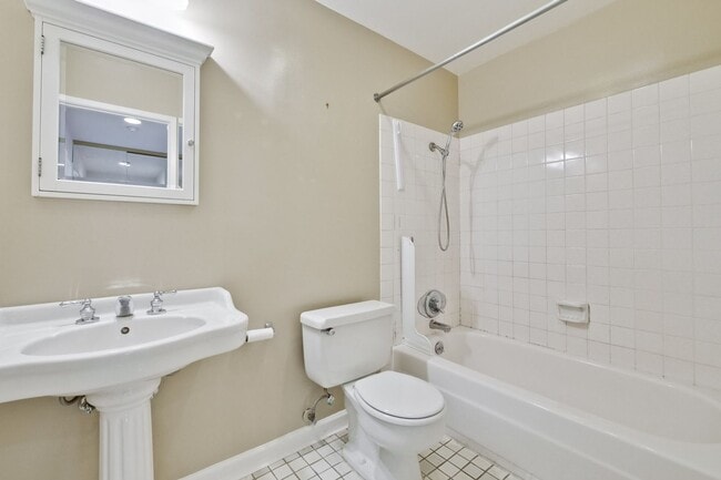 Building Photo - Very Spacious 2BR 2BA Condo in the Heart o...