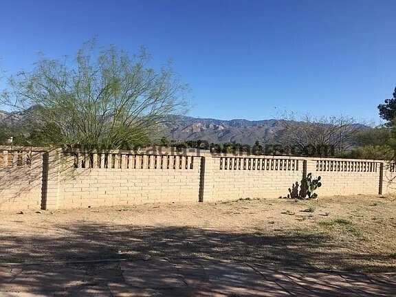 Building Photo - Three Bedroom Home