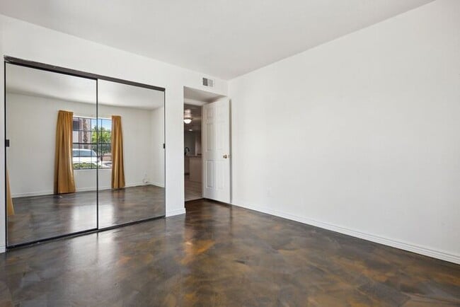 Building Photo - 205 N 74th St