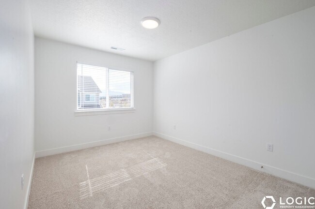 Building Photo - Brand New Row End Townhome in Lehi Utah!