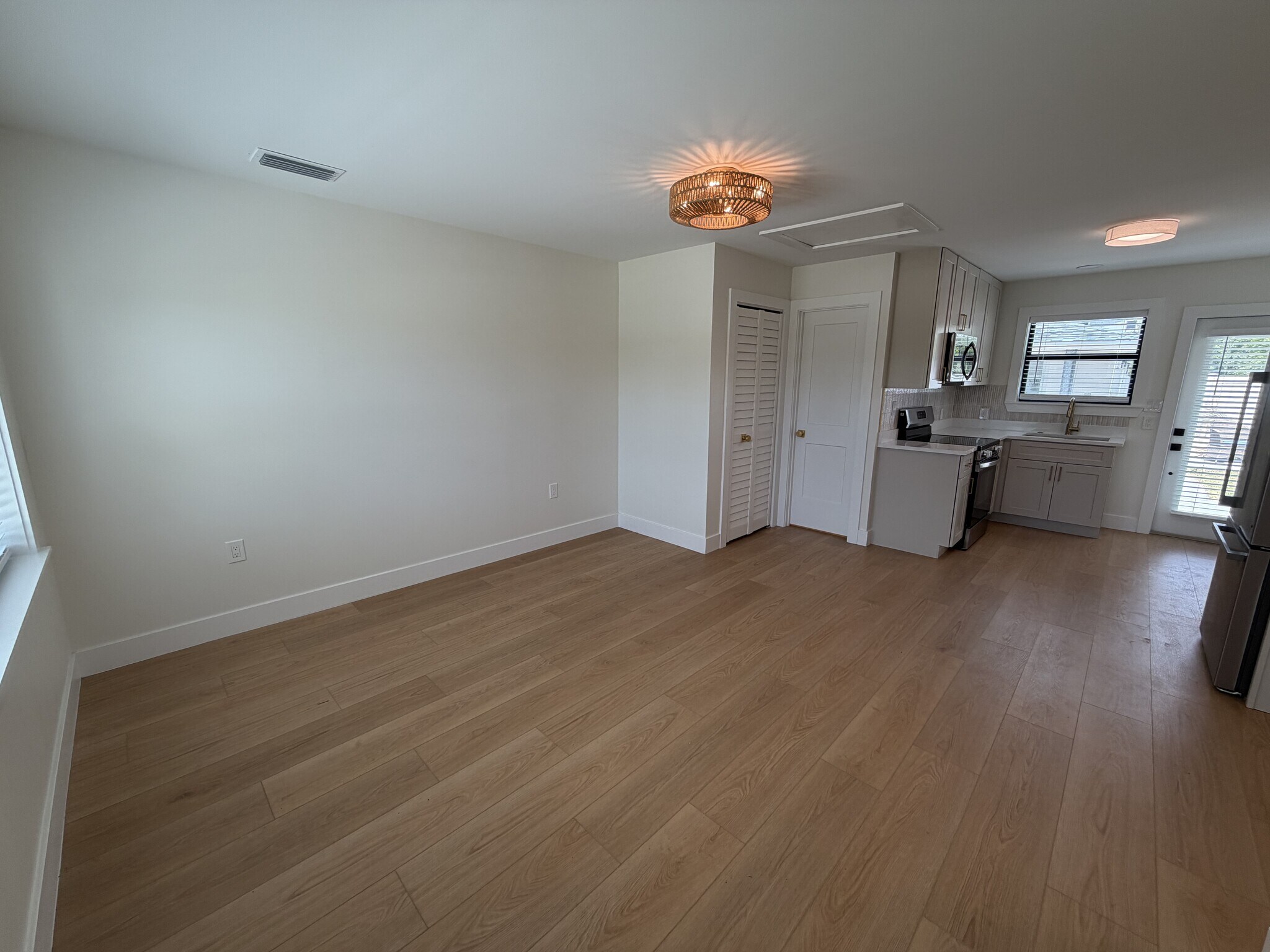 Building Photo - 2 Bed/1 Bath - Unit 2