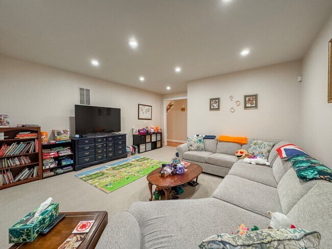 Building Photo - Lavish 4 Bed 3.5 Bath Home With Sunroom & Large Recreation Room In Desired South Riding