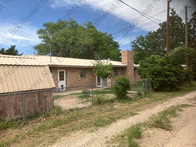 Building Photo - Spacious 3 bedroom, 2 bathroom home