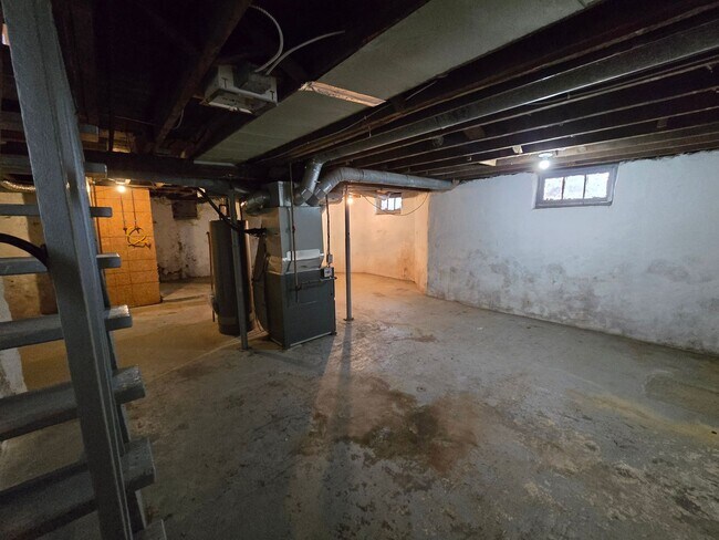 Building Photo - 3 Bedroom House