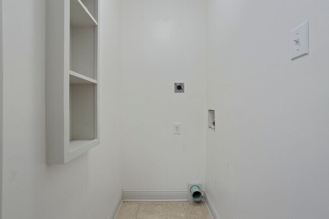 Building Photo - 133 Hickory Dr