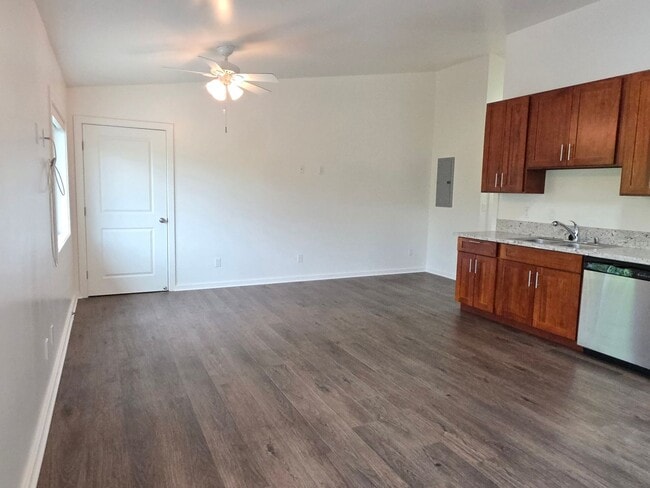 Building Photo - AVAILABLE NOW! Spacious 2-Bed, 2-Bath Dupl...