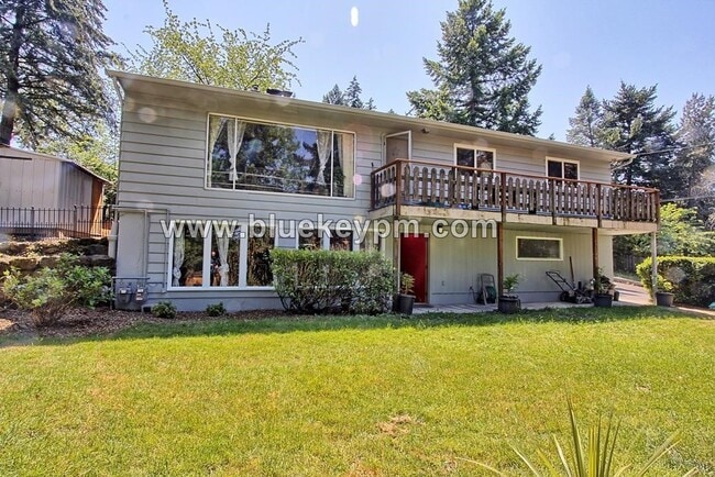 Building Photo - Spacious  3 Bed, 1 Bath  Daylight Basement...