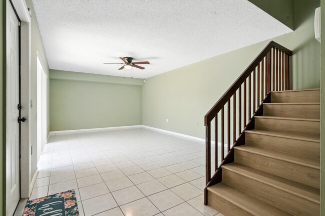 Building Photo - 622 6th Way