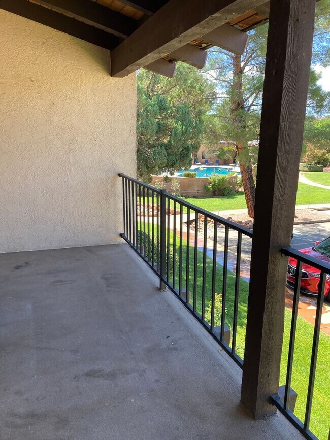 Building Photo - Gorgeous 2B/2B condo with Red Rock views, ...