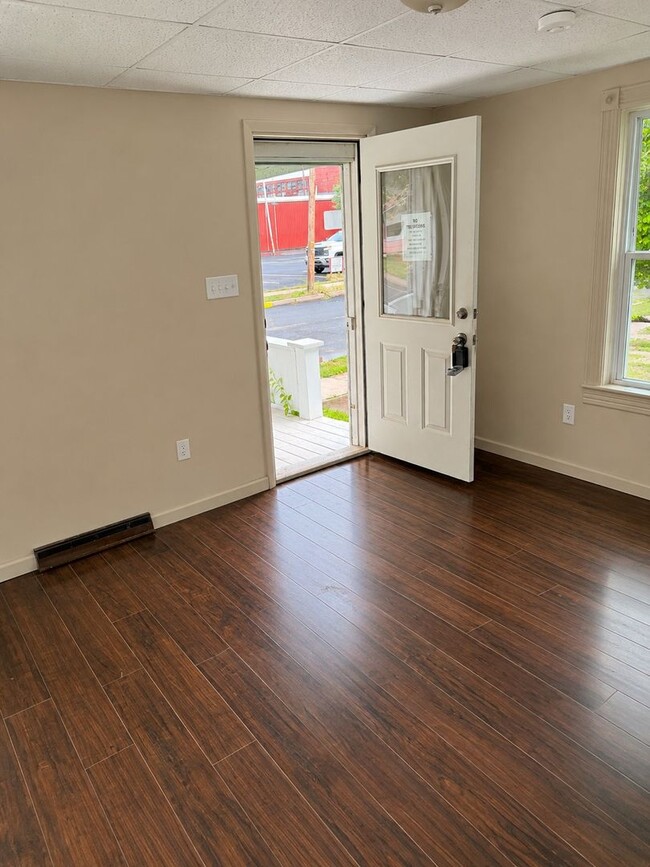 Building Photo - Available Now – Spacious 3-Bedroom Home with a Nice Backyard!