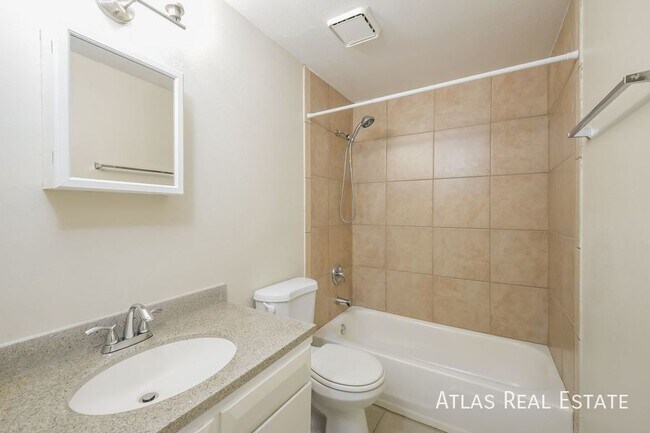Building Photo - Spacious 2 bed 1 bath unit in Lakewood ! F...