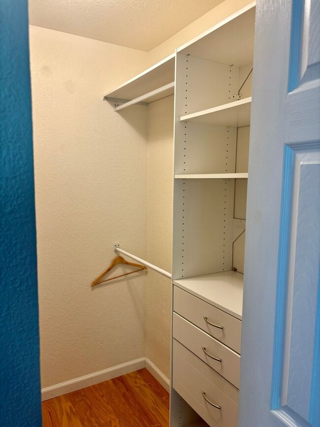 Building Photo - Light, Bright, Immaculate and lightly furnished 1 bd 1 ba condo in Walnut Creek- Keys Condo's