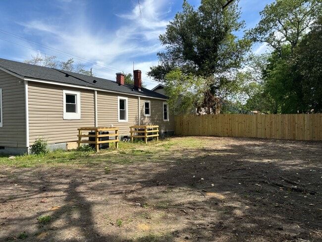 Building Photo - 211 Gertrude St