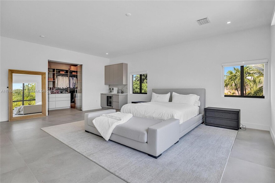 Building Photo - 1351 S Venetian Way