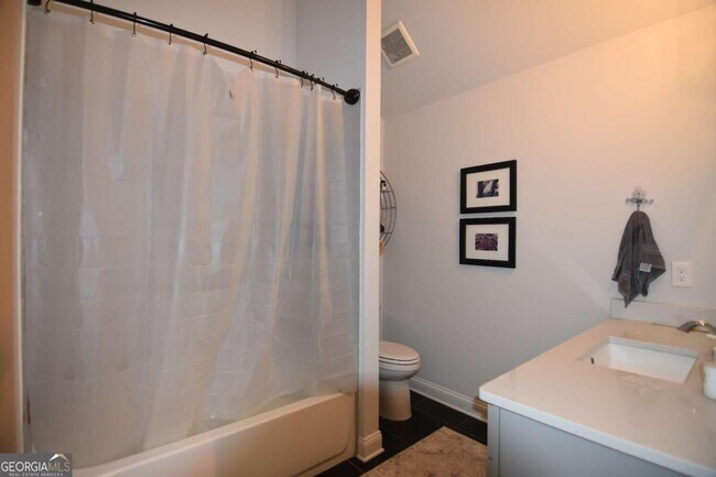 Building Photo - 137 Pearl St