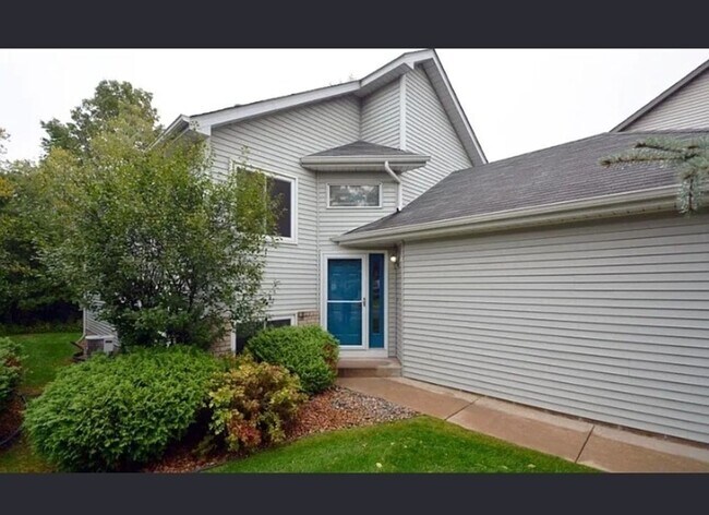 Building Photo - Charming 3BR - 2 Bath House in Shoreview