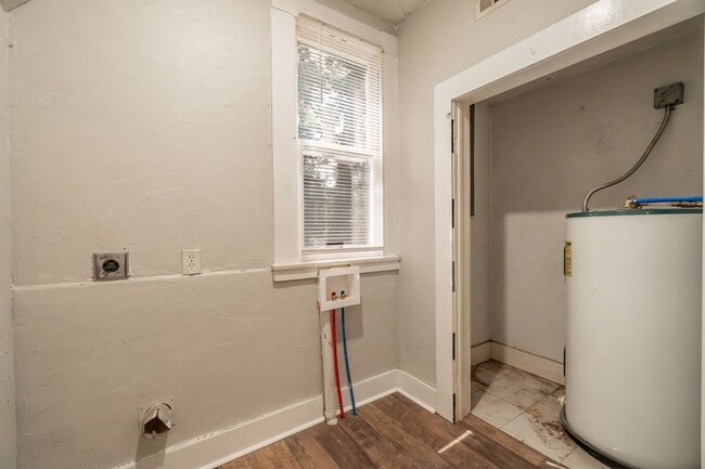 Building Photo - * Move-In Special * Beautiful 3 Bed / 2 Ba...