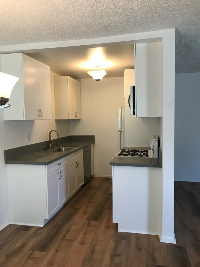 Building Photo - Camarillo Apartments