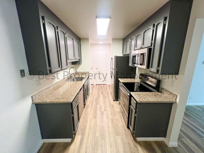 Building Photo - Cozy 2 Bedrooms; 1 Bathroom Condo in Warm ...