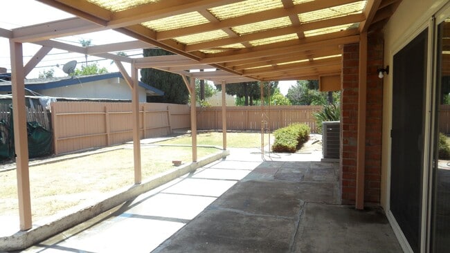 Building Photo - Spacious 6 Bedroom, 3 Bathroom, Single Fam...