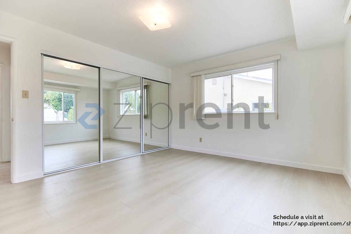 Building Photo - 630 La Presa Dr