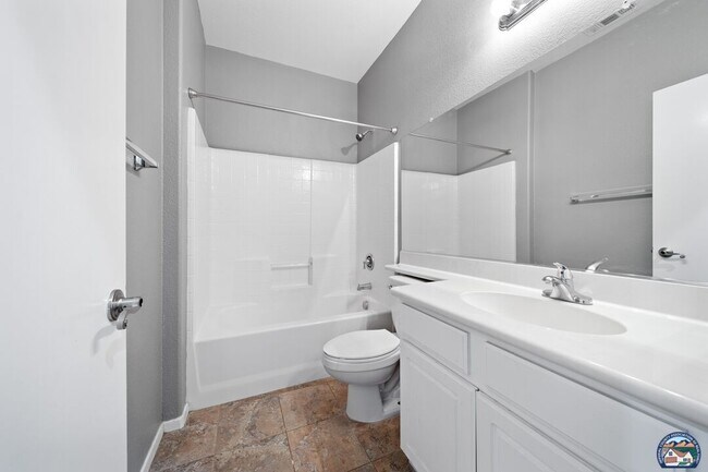 Building Photo - 315 Breezy Pl