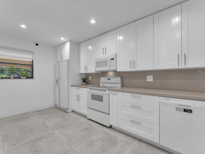 Building Photo - 4006 Estepona Ave