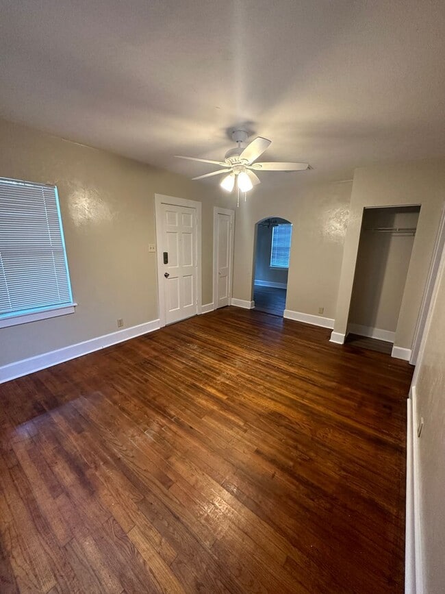 Building Photo - 2/1 house with yard in Midtown! Available now!