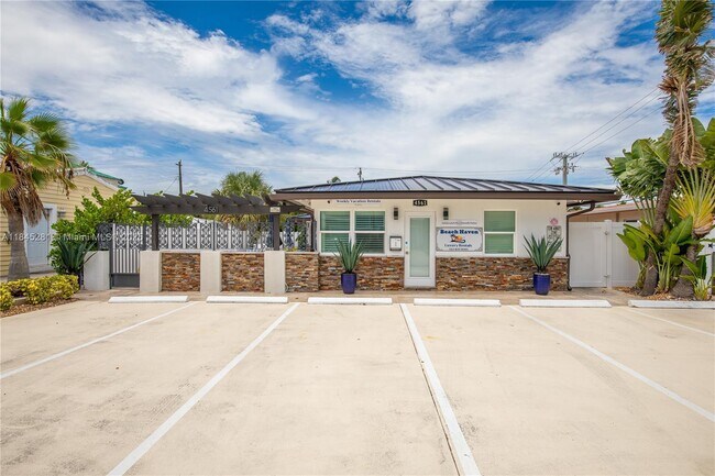 Primary Photo - 4561 Poinciana St