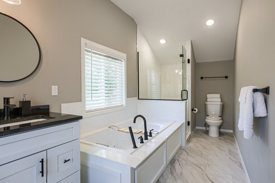 Building Photo - 7105 N Walnut St