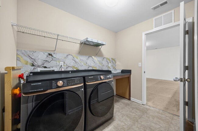 Building Photo - "Spacious 3-Bedroom Townhome with Fireplace, Pergola & Community Pool on Summerlake Drive!"