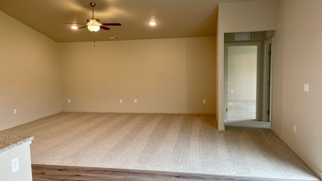 Building Photo - $2,199.00 / Large 4 bed 2 bath / 3 car gar...