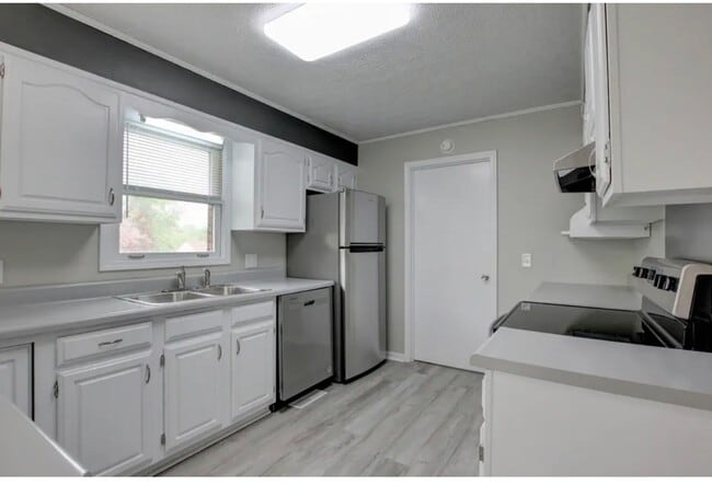 Building Photo - Freshly Renovated Home on Large Lot – Read...