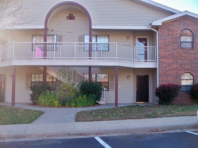 Building Photo - Spacious and Open 2 Bedroom 2 bath apartment/condo, Branson MO