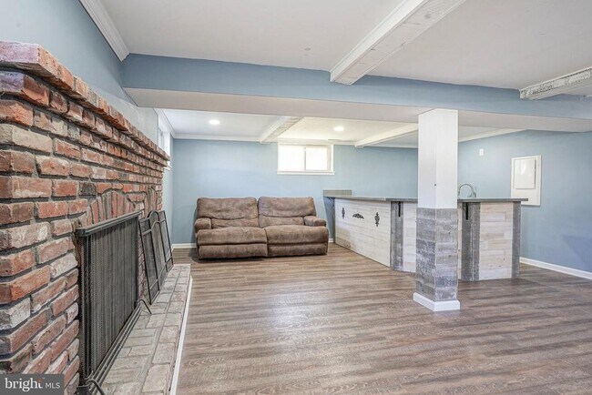 Building Photo - 1600 Holly Pkwy