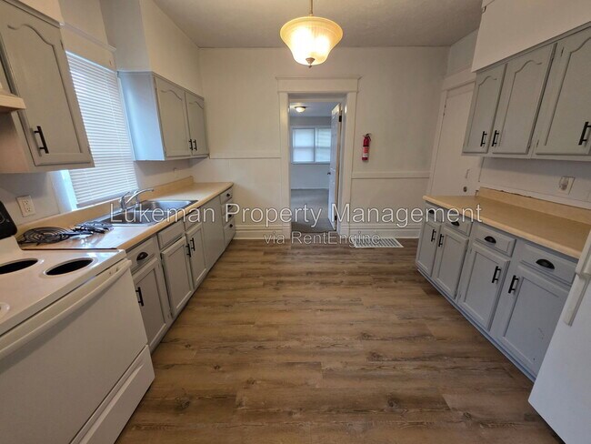 Building Photo - 817 Egleston Ave