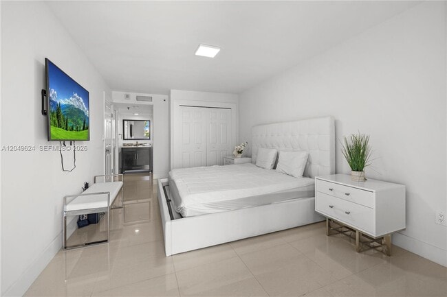 Building Photo - 2457 Collins Ave