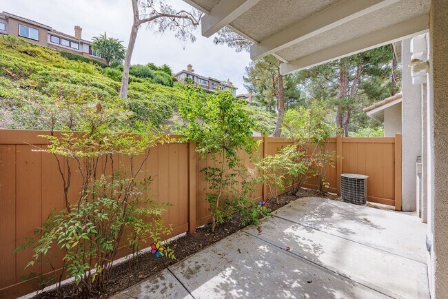 Building Photo - Charming Ground-Level Condo in California ...