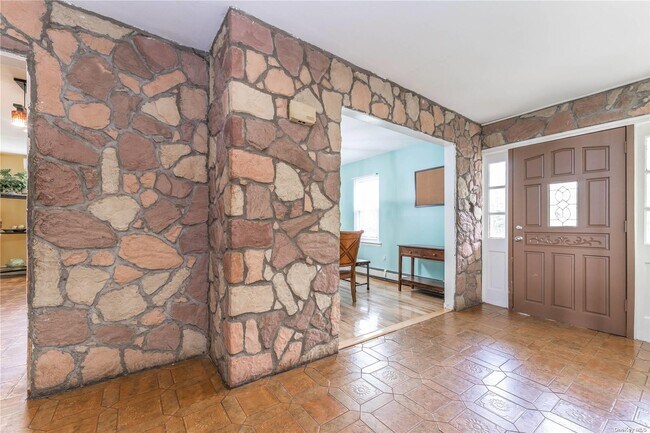 Building Photo - 747 Iris Pl