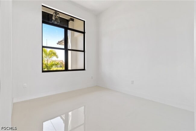 Building Photo - 3321 SW 3rd Ln