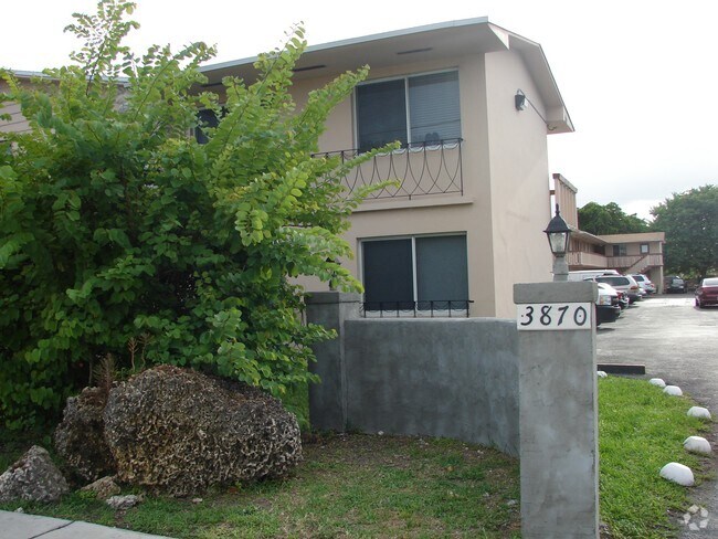 3870 SW 99th Ave - Apartamentos Las Palmas