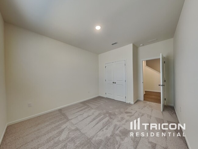 Building Photo - 208 Wild Daisy Wy